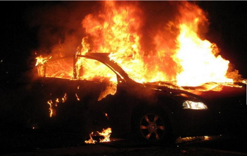 Θεσσαλονίκη: Όχημα τυλίχθηκε στις φλόγες εν κινήσει στη Χαλάστρα