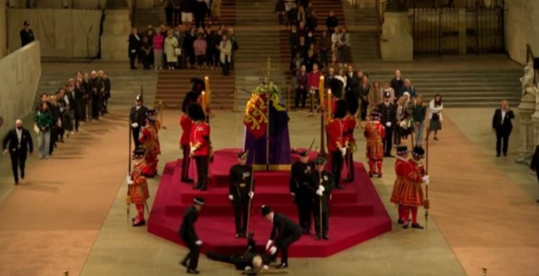 Λονδίνο: Λιποθύμησε φρουρός στην αγρυπνία δίπλα στο φέρετρο της Βασίλισσας