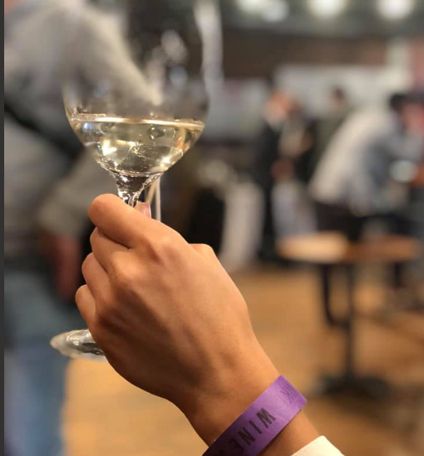 Thessaloniki Wine Selfie: Η Αποθήκη Γ’ στο λιμάνι Θεσσαλονίκης πλημμυρίζει από κρασί