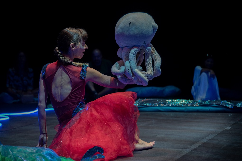 Το μαγευτικό χοροθέατρο για βρέφη και γονείς “Underwater” έρχεται στην Εναλλακτική Σκηνή της ΕΛΣ