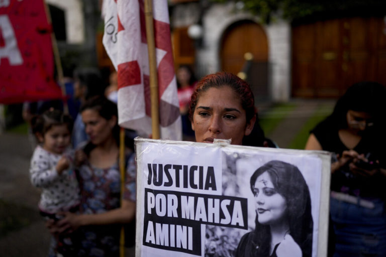 Ιράν: Η Μαχσά Αμινί πέθανε έπειτα από ένα «βίαιο χτύπημα στο κεφάλι» – Τι καταγγέλλει ο ξάδελφός της