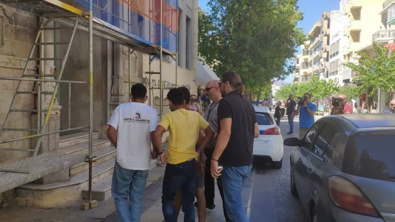 Ηράκλειο – Υπόθεση μεταναστών: Στη φυλακή οδηγούνται μετά τις απολογίες τους οι επτά συλληφθέντες ως διακινητές
