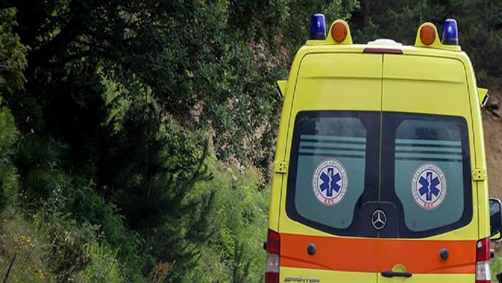 Ηράκλειο: Ασθενοφόρο έπεσε σε ελιά – Τραυματίστηκε ελαφρά ο γιατρός