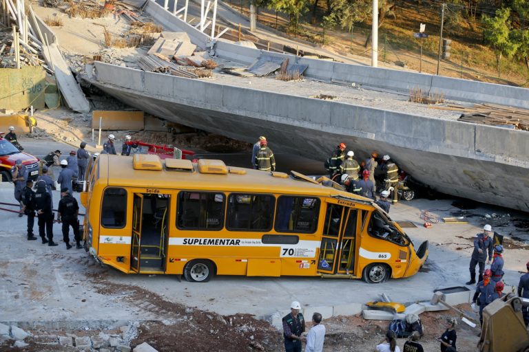 Βραζιλία: Τουλάχιστον τρεις νεκροί, 14 τραυματίες, πολλοί αγνοούμενοι από κατάρρευση γέφυρας