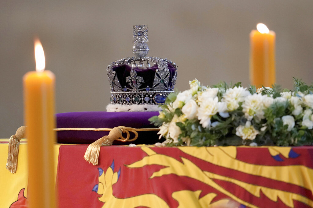 Βασίλισσα Ελισάβετ: Το Αυτοκρατορικό Στέμμα πάνω στο φέρετρό της και η ιστορία του