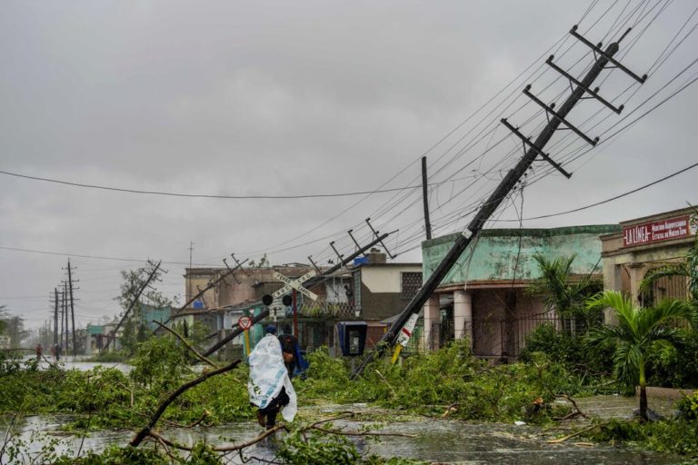 Σαρωτικό το πέρασμα του κυκλώνα Ίαν στην Κούβα – Χωρίς ρεύμα η χώρα