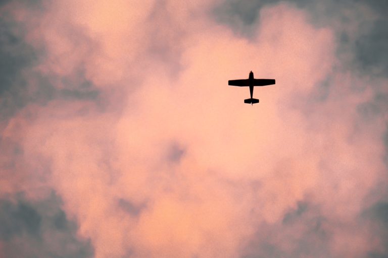 ΗΠΑ: Προσγειώθηκε το αεροσκάφος που πιλότος απειλούσε να ρίξει σε πολυκατάστημα (video)