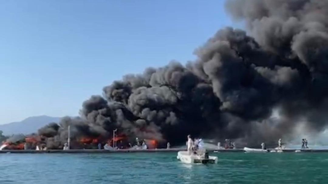 Κέρκυρα: Στις φλόγες ιστιοπλοϊκά σκάφη στη μαρίνα των Γουβιών – Μεγάλη επιχείρηση κατάσβεσης