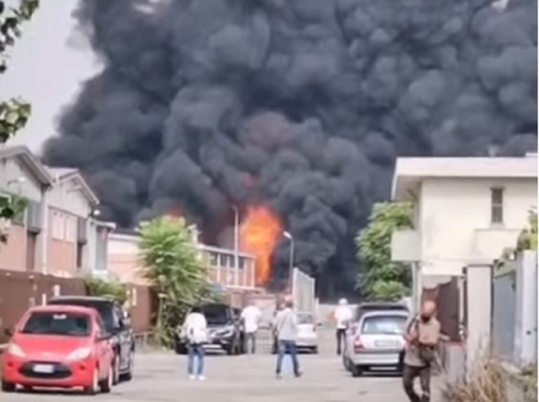 Ιταλία: Υπό έλεγχο η πυρκαγιά σε βιομηχανική περιοχή στο Μιλάνο – Έξι τραυματίες