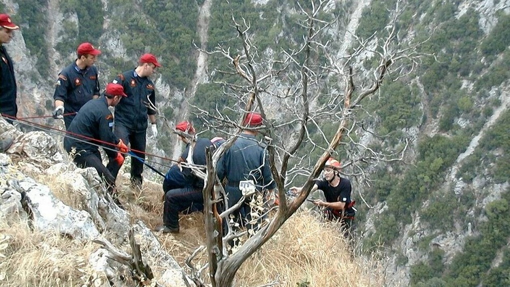 Κέρκυρα: Επιχείρηση της ΕΜΑΚ για απεγκλωβισμό γυναίκας από γκρεμό στους Παξούς