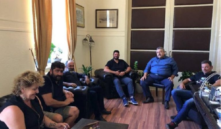 Στον Αντιπεριφερειάρχη Χανίων αντιπρόσωποι αγροτών για την έλλειψη εργατών γης