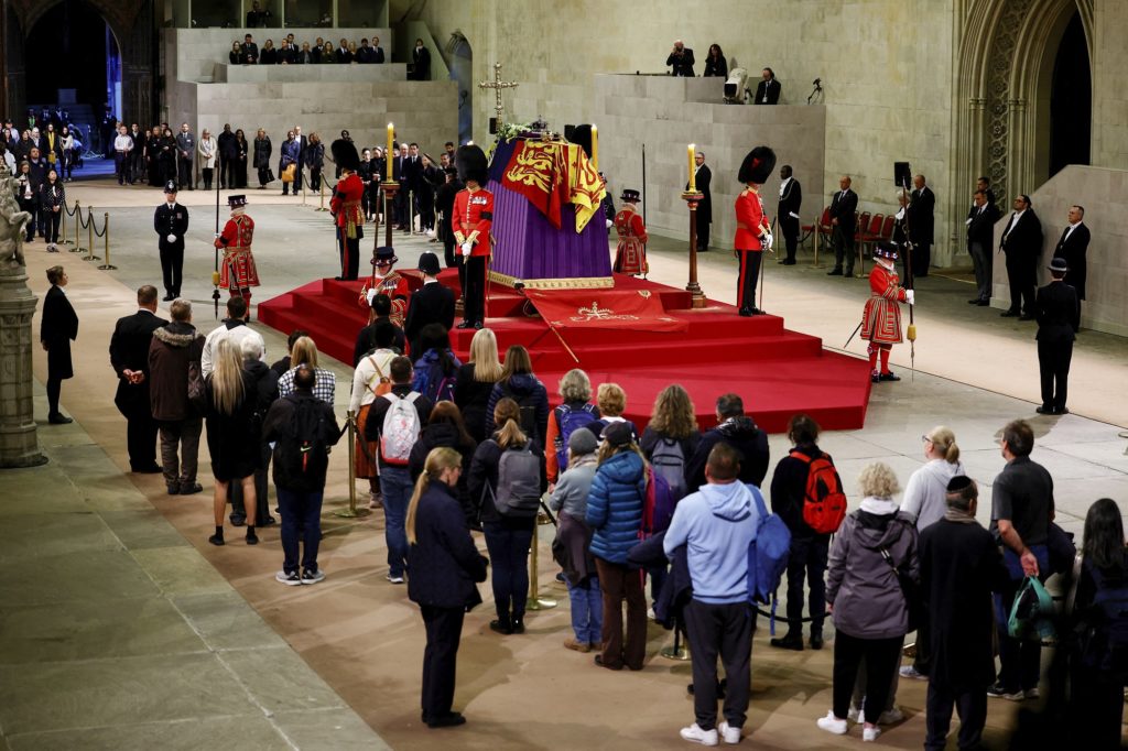 Περίπου 30 εκατ. τηλεθεατές παρακολούθησαν τη μετάδοση της κηδείας της βασίλισσας Ελισάβετ από το BBC