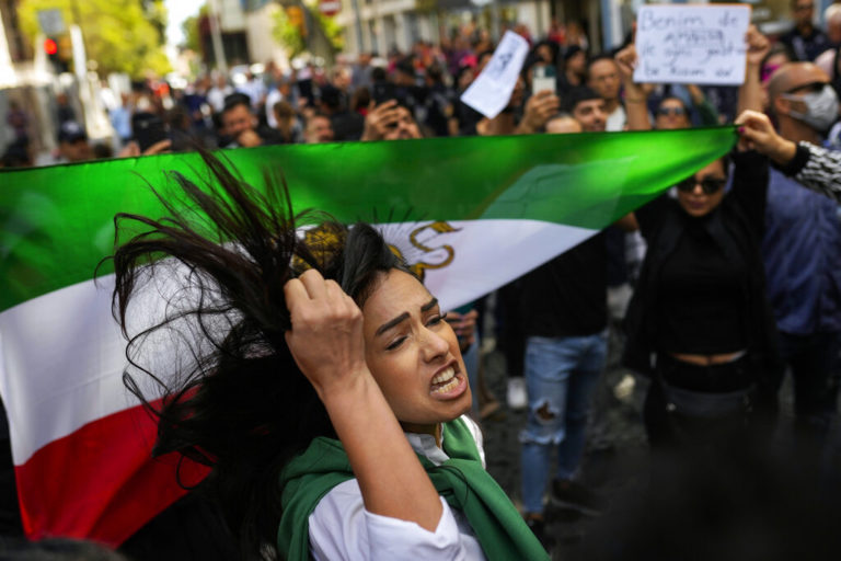 Η επανάσταση της μαντίλας στο Ιράν: Τουλάχιστον 32 οι νεκροί – Οργή λαού και δεκάδες διαδηλώσεις