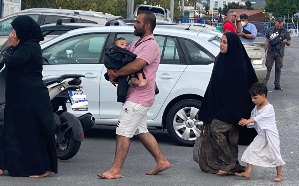 Στο λιμάνι της Καλαμάτας μεταφέρθηκαν οι 92 μετανάστες που διασώθηκαν ανοιχτά της Πύλου (βίντεο)