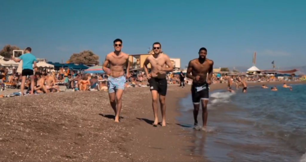 Με “Baywatch” και οδηγό… Γιαννόπουλο τα διαρκείας του Κολοσσού (video)