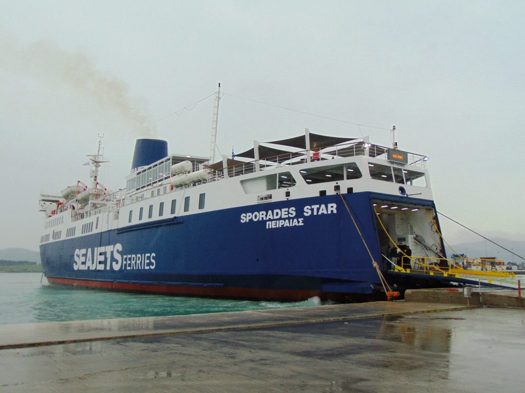 Στο λιμάνι του Βόλου το “Σποράδες Σταρ” με μηχανική βλάβη