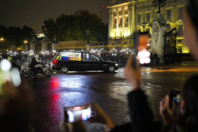 Βασίλισσα Ελισάβετ: Η σορός της επέστρεψε στο Λονδίνο – Έφτασε στο Μπάκιγχαμ – Δείτε live