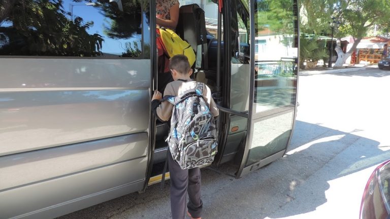 Κέρκυρα: Διαμαρτυρία γονέων και εκπαιδευτικών για τις σχολικές μεταφορές