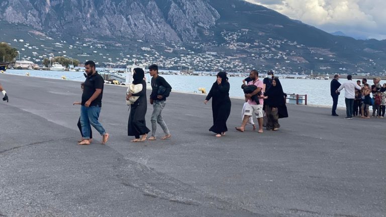 Στο λιμάνι της Καλαμάτας μεταφέρθηκαν οι 92 μετανάστες που διασώθηκαν ανοιχτά της Πύλου (βίντεο)