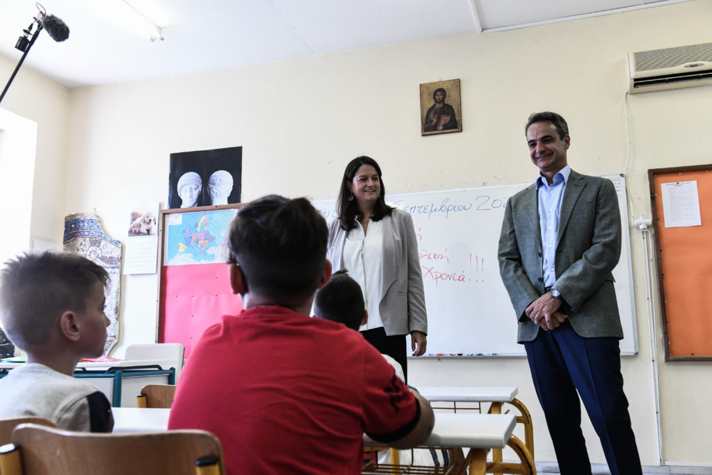 Σε δημοτικό σχολείο της Δραπετσώνας για τον αγιασμό ο Κυρ. Μητσοτάκης – «Καλή σχολική χρονιά σε ένα σχολείο που αλλάζει, εξελίσσεται»
