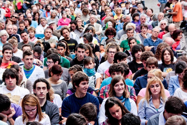 Ισπανία: Εκατό νέοι περνούν μια βδομάδα χωρίς κινητό τηλέφωνο – Πείραμα απεξάρτησης