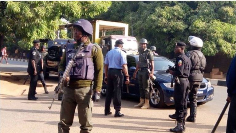 Νιγηρία: Ένοπλοι εξαπέλυσαν επίθεση στην αυτοκινητοπομπή ενός γερουσιαστή – Πέντε άνθρωποι σκοτώθηκαν