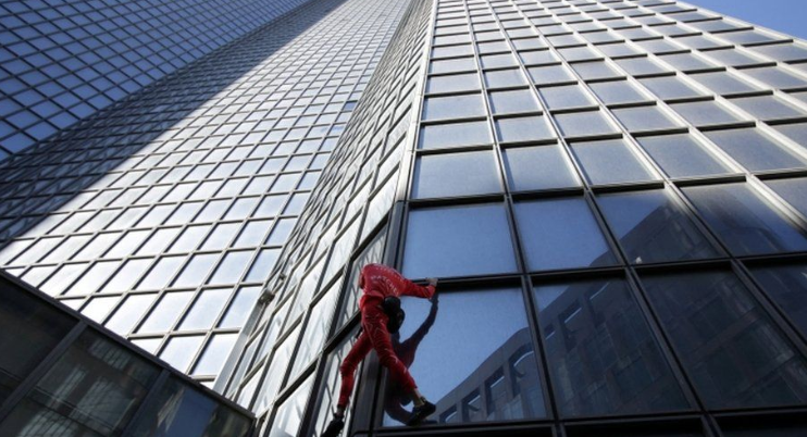 Ο «Spider Man» της Γαλλίας γίνεται 60 ετών, σκαρφαλώνει 48 ορόφους και συλλαμβάνεται (video)