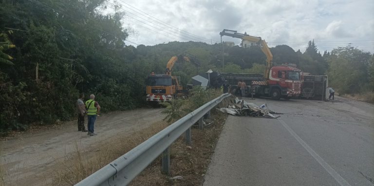 Δύο νεκροί από σύγκρουση φορτηγού με Ι.Χ. στην Πατρών – Πύργου