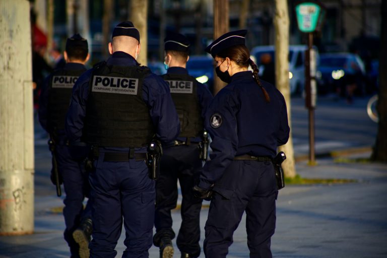 Γαλλία: Ένοχοι για την ανθρωποκτονία ενός μαύρου άνδρα τρεις αστυνομικοί – Καταδικάστηκαν σε 15μηνη φυλάκιση με αναστολή