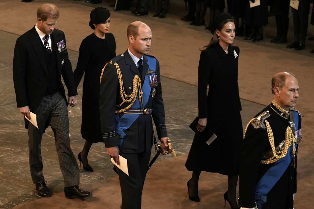 Βασίλισσα Ελισάβετ: Ουρές 7 χιλιομέτρων και 11,5 ώρες αναμονή για το λαϊκό προσκύνημα – Τη Δευτέρα η κηδεία