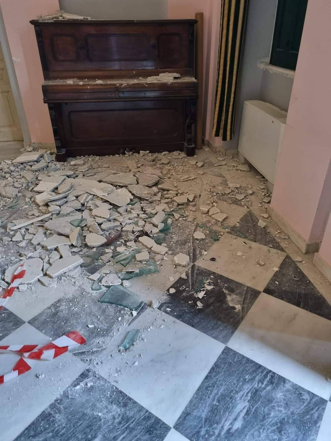 Κλειστό θα παραμείνει το δημαρχείο της Σάμου λόγω πτώσης επιχρισμάτων της οροφής