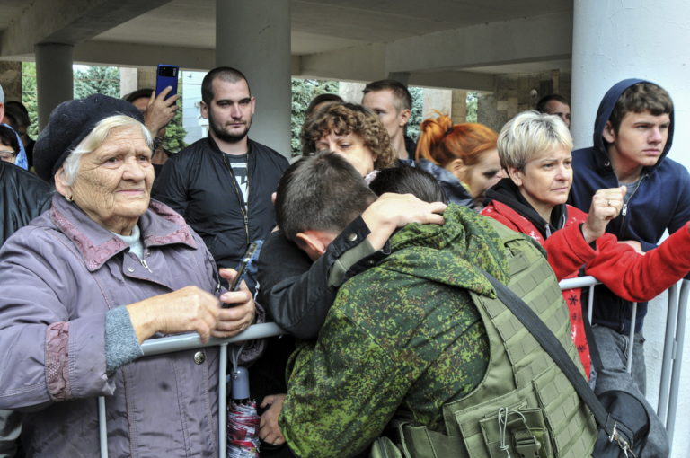 Επιστράτευση στη Ρωσία: Άλλοι εγκαταλείπουν τη χώρα και άλλοι ξεκινούν για το μέτωπο (video)