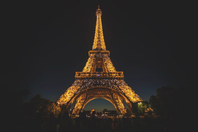 Γαλλία: Σβήνουν τα φώτα από τις 22:00 σε δημοτικά κτίρια και μνημεία – Μειώνεται η θέρμανση