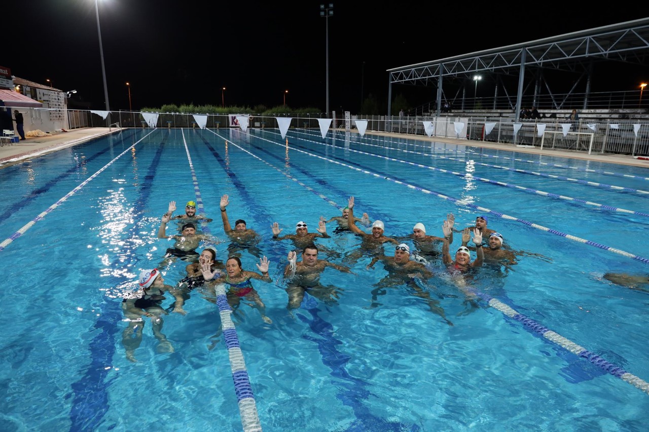 «Άντεξαν για την Ελπίδα» και κολύμπησαν 12 ώρες για να ενισχύσουν τη Μονάδα Αυτιστικού Ατόμου