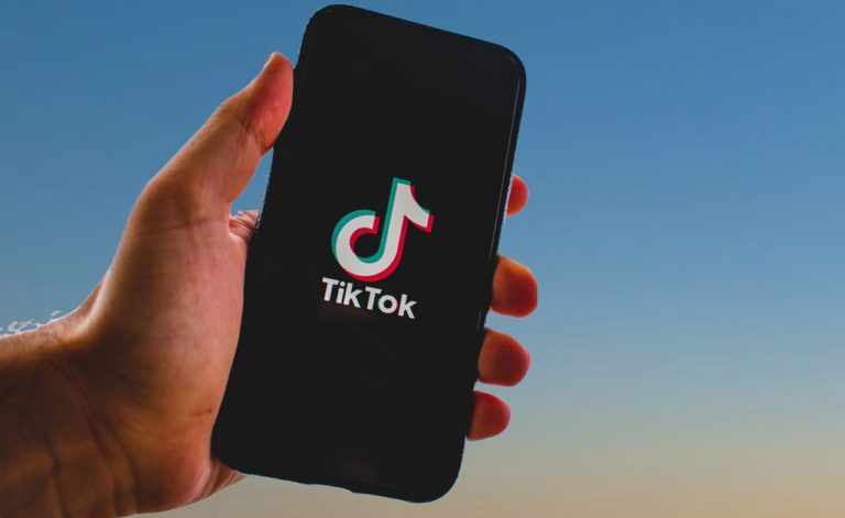 Η Κομισιόν αναστέλλει τη χρήση του TikTok σε υπηρεσιακές συσκευές