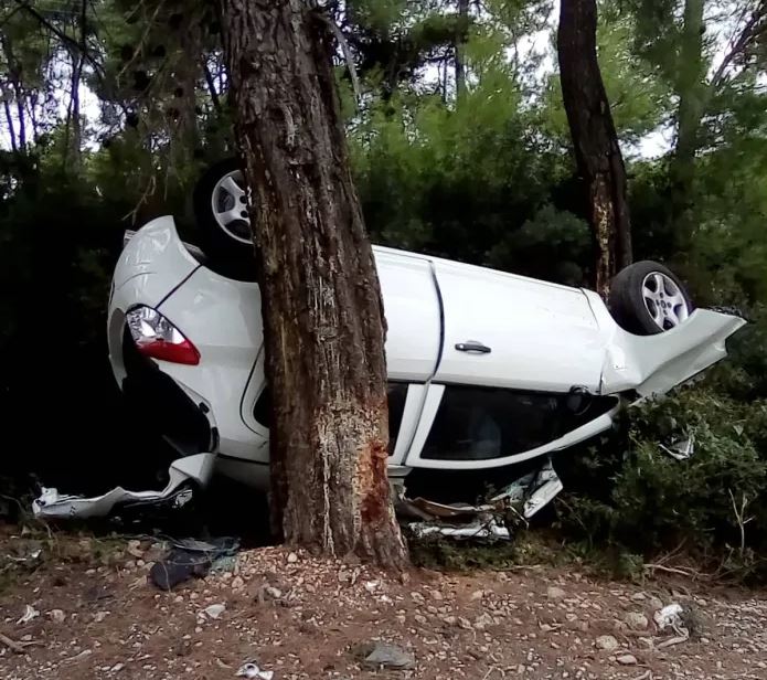 Τροχαίο στην Αλόννησο – Το αυτοκίνητο αναποδογύρισε και σφηνώθηκε ανάμεσα σε δέντρα