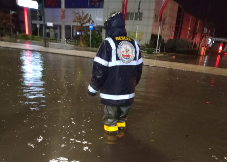 Βόλος: Πλημμυρικά φαινόμενα σε δρόμους και στις συνοικίες Νεάπολης και Αγίων Αναργύρων