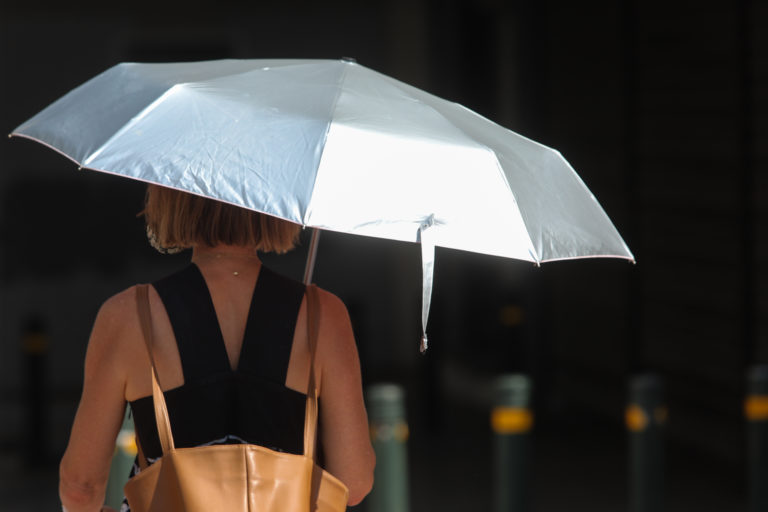 Γυναίκα με ομπρέλα στην Αθήνα