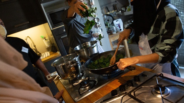 Interchef project: Πρόσφυγες και μετανάστες εκπαιδεύονται στην ελληνική χορτοφαγική κουζίνα με στόχο να δουλέψουν ως βοηθοί σε εστιατόρια