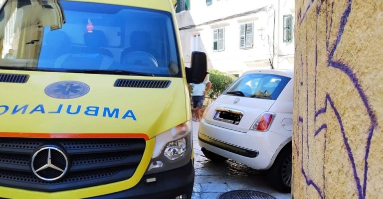 Κέρκυρα: “Κόλλησε” πάλι το ασθενοφόρο στα παρκαρισμένα -Προπηλακίστηκαν διασώστες