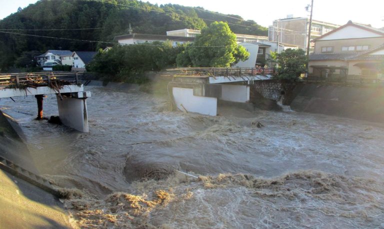 Δύο νεκροί από τον τυφώνα «Τάλας» που σαρώνει την Ιαπωνία – Συγκλονιστικές εικόνες (video)