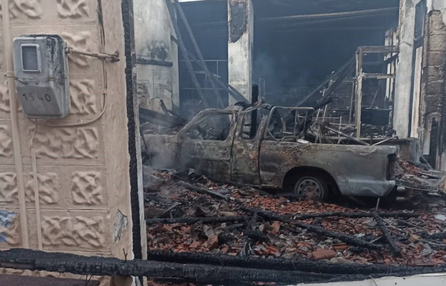 Τραγωδία στη Λέσβο: Έκαψε το σπίτι του αδερφού του και έπεσε με αγροτικό στο κατάστημά του (video)