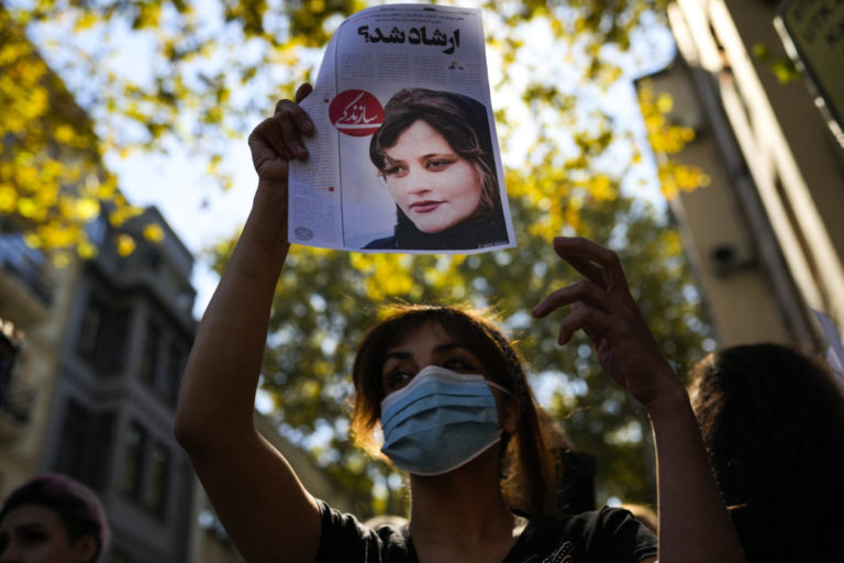 Ιράν: Μήνυση από τους γονείς της Μάχσα Αμίνι, κατά των αστυνομικών που την συνέλαβαν