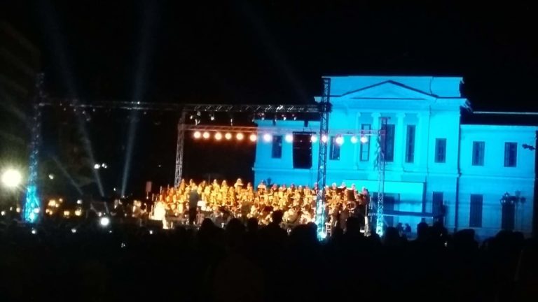Τρίπολη: Καθήλωσε το κοινό η χορωδιακή – μουσική συναυλία για τον Μίκη Θεοδωράκη