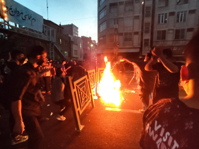 Τι πυροδότησε το κύμα οργής στο Ιράν