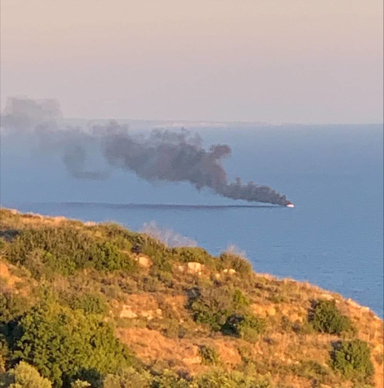 Κεφαλονιά: Θαλαμηγός τυλίχθηκε στις φλόγες (βίντεο)