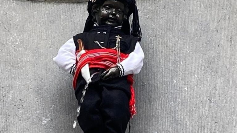 «Θρακιώτης» ντύθηκε το Manneken-Pis τιμώντας τα 40 χρόνια του Πολιτιστικού Συλλόγου Θρακιωτών Βρυξελλών
