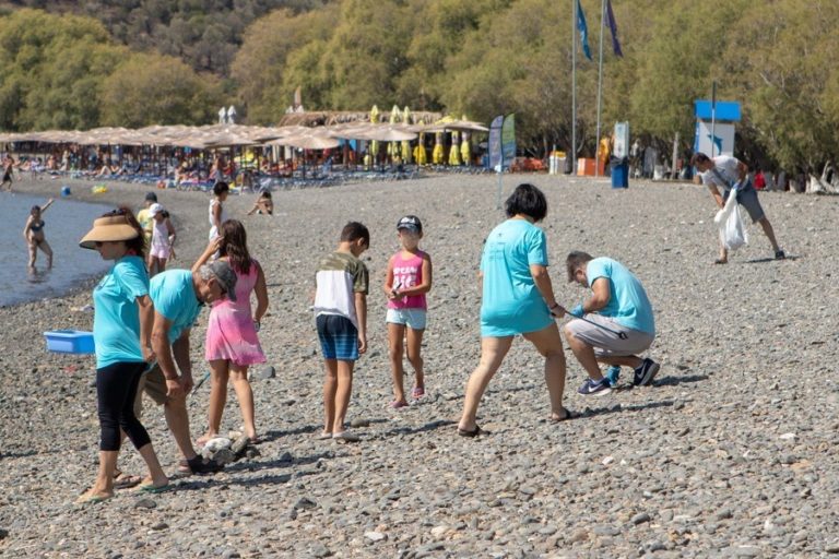 Λέσβος: Παίζοντας και μαζεύοντας μικροπλαστικά με την Οικογιορτή στη Χαραμίδα