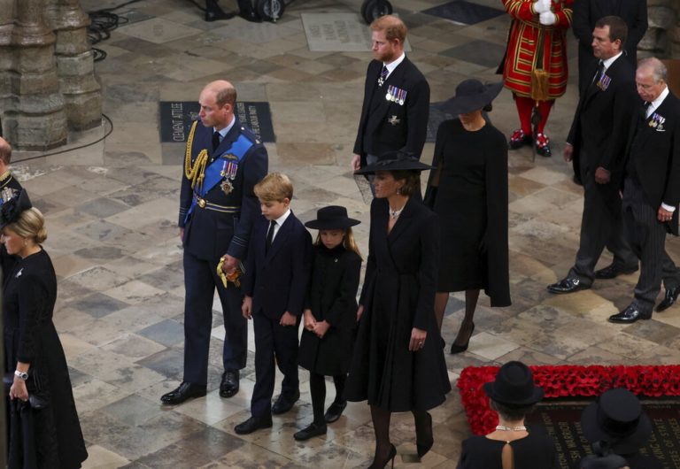 Αποχαιρετισμός στη Βασίλισσα: Το πέταλο της Σάρλοτ και η συγκίνηση του μικρού πρίγκιπα – Που “εστίασαν” οι κάμερες