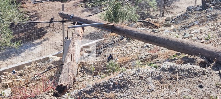 Βόλος: Αυτοκίνητο πέφτει σε κολώνες φωτισμού και προκαλεί… διακοπή ρεύματος
